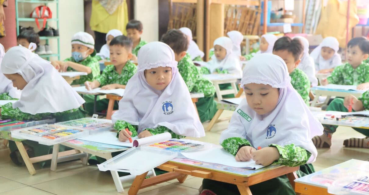 Murid TK Islam Al Azhar sedang melakukan kegiatan ekstrakulikuler melukis