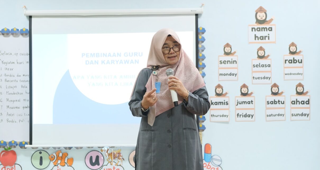 Pembinaan oleh Ibu Nuraini, M.Pd