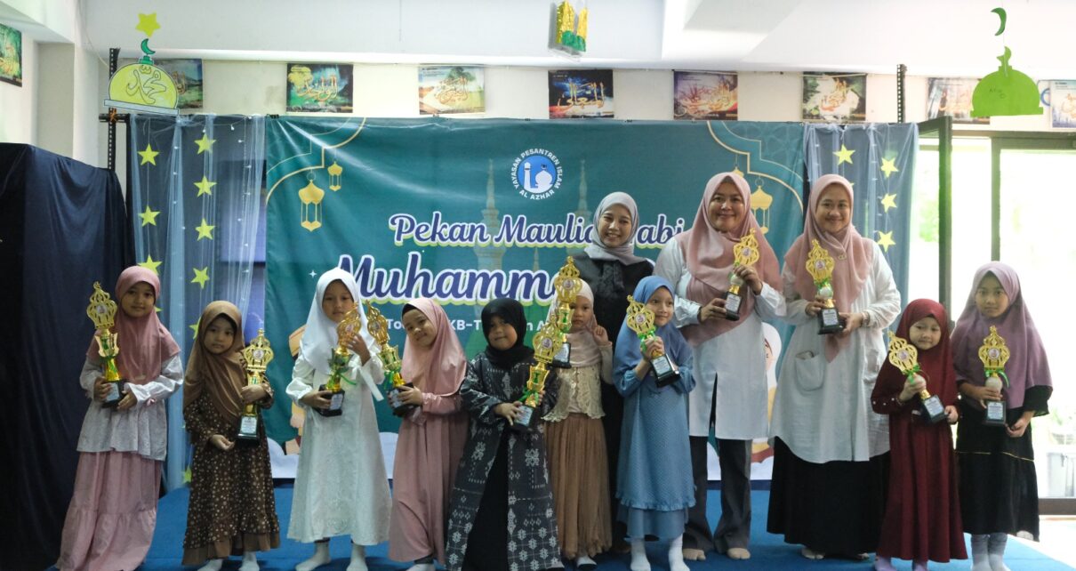 Pembagian Piala Pekan Maulid