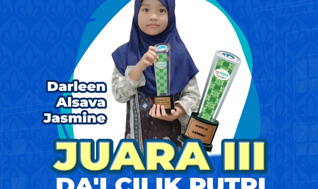 Darleen Alsava Jasmine memegang piala Juara III Lomba Da'i Cilik FELKA tingkat TK Islam Al Azhar Se-Indonesia.