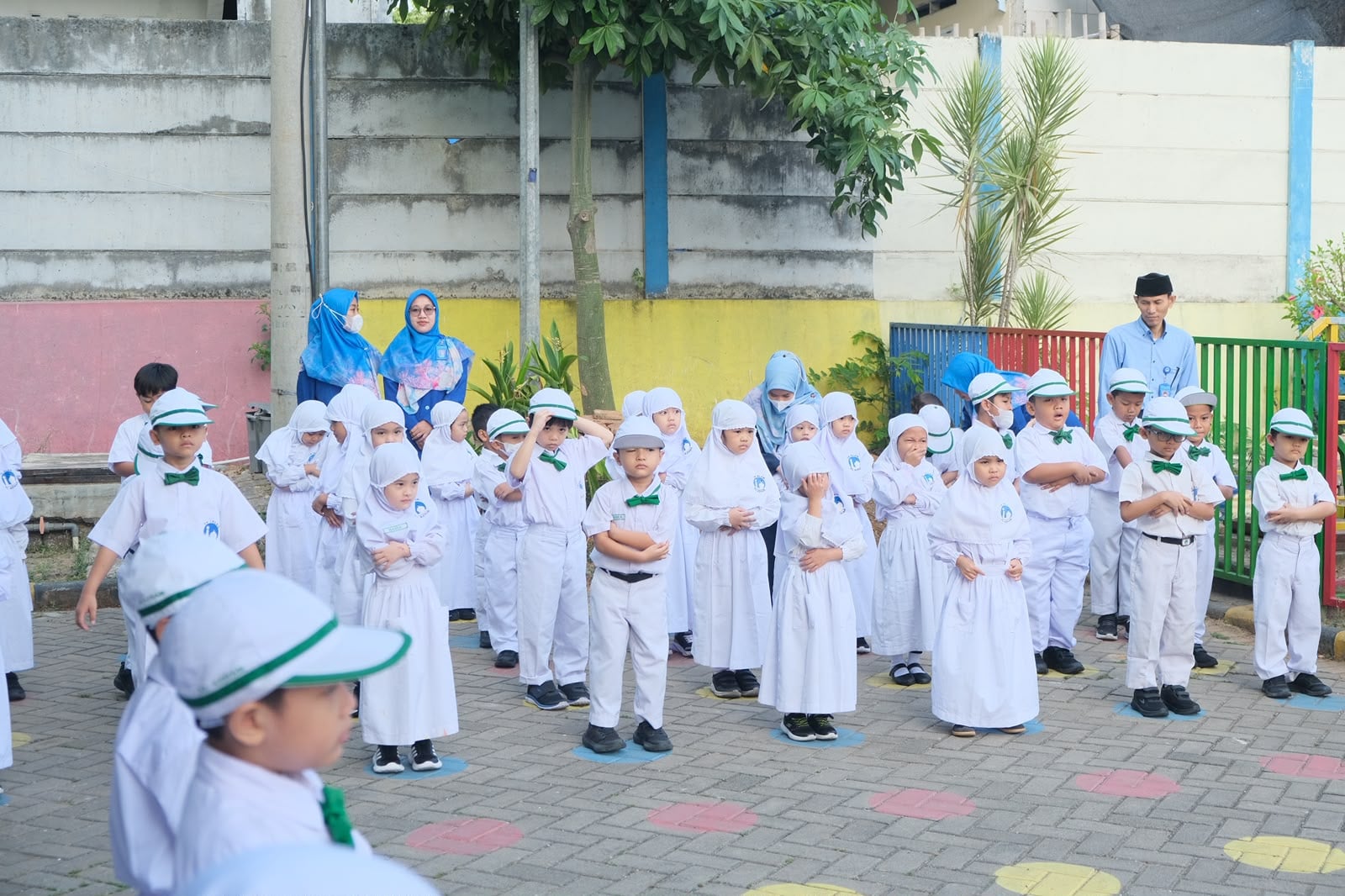 Suasana upacara bendera TK Islam Al Azhar 36 Karawang
