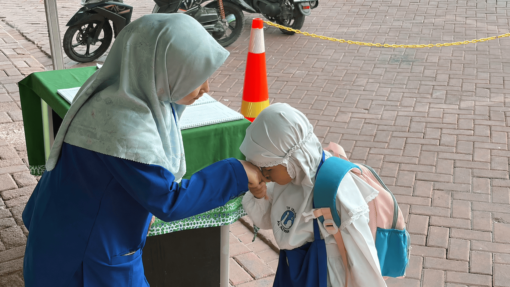 Membiasakan adab sejak dini dengan mencium tangan