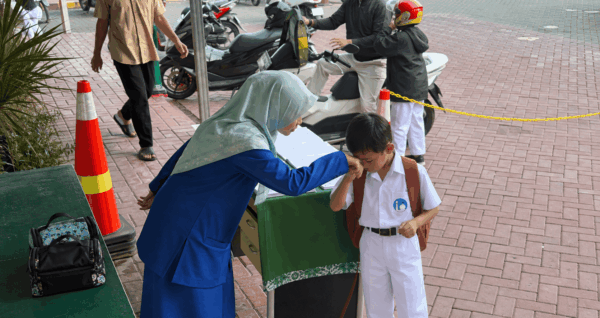 Murid TK Islam Al Azhar 36 Karawang dibiasakan mencium tangan sebelum masuk ke dalam kelas.