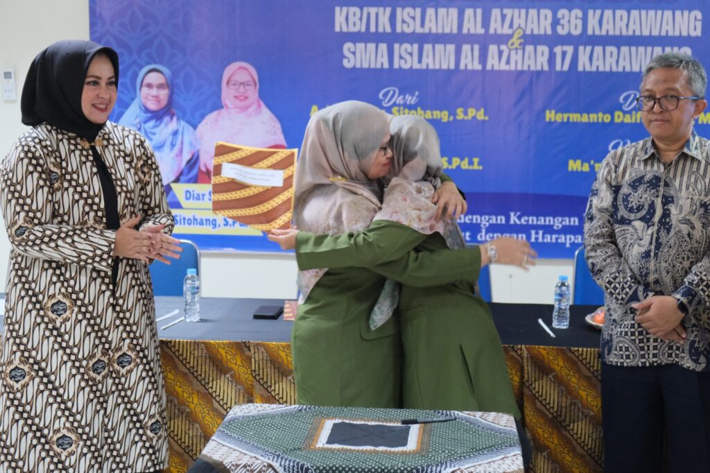 Momen kebersamaan dan penuh kehangatan setelah prosesi penyerahan berita acara Serah Terima Jabatan Kepala Sekolah.