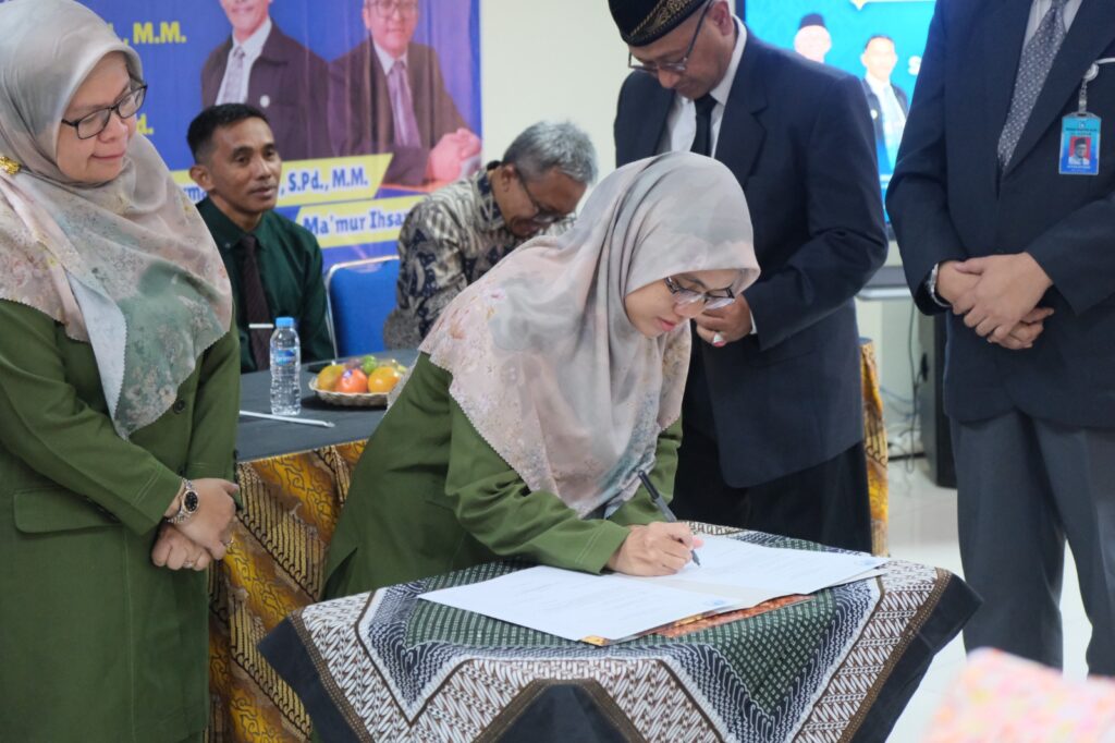 Penandatanganan berita acara serah terima jabatan Kepala Sekolah KB/TK Islam Al Azhar 36 Karawang.