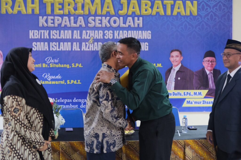 Momen kebersamaan dan penuh kehangatan setelah prosesi penyerahan berita acara Serah Terima Jabatan Kepala Sekolah.
