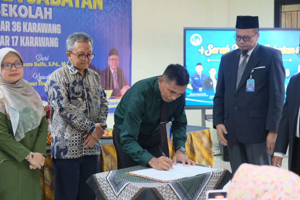 Prosesi penandatanganan Bapak Hermanto Daifu, S.Pd., M.M. dari rangkaian Serah Terima Jabatan Kepala Sekolah SMA Islam Al Azhar 17 Karawang.