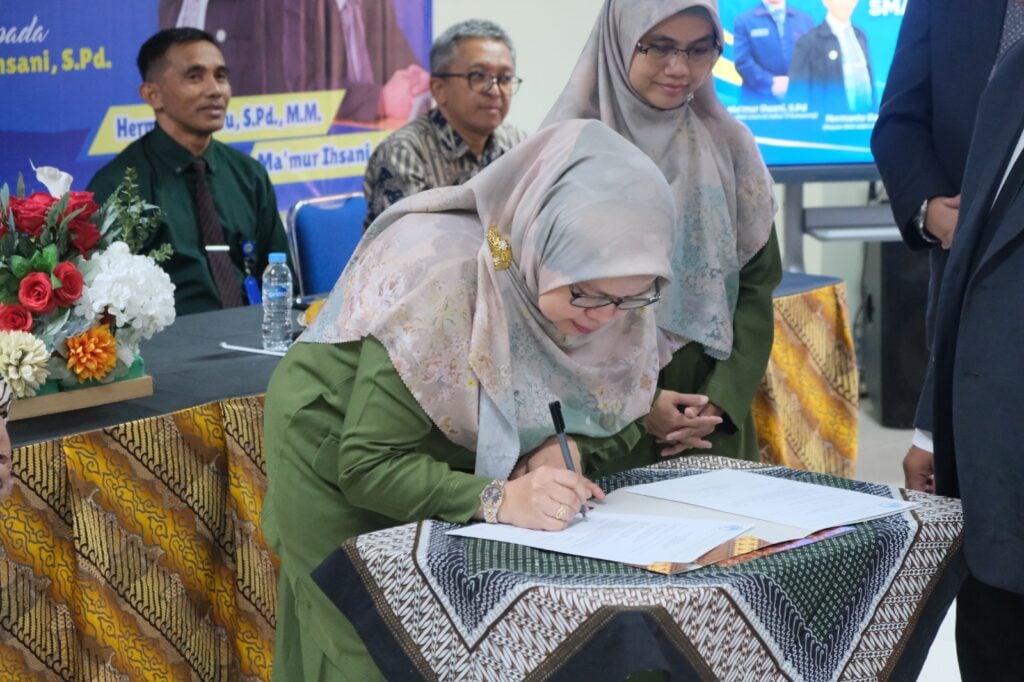 Prosesi penandatanganan berita acara Serah Terima Jabatan Kepala TK Islam Al Azhar 36 Karawang