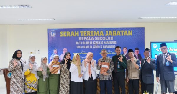 Foto bersama kegiatan Serah Terima Jabatan Kepala Sekolah KB/TK Islam Al Azhar 36 Karawang dan SMA Islam Al Azhar 17 Karawang.