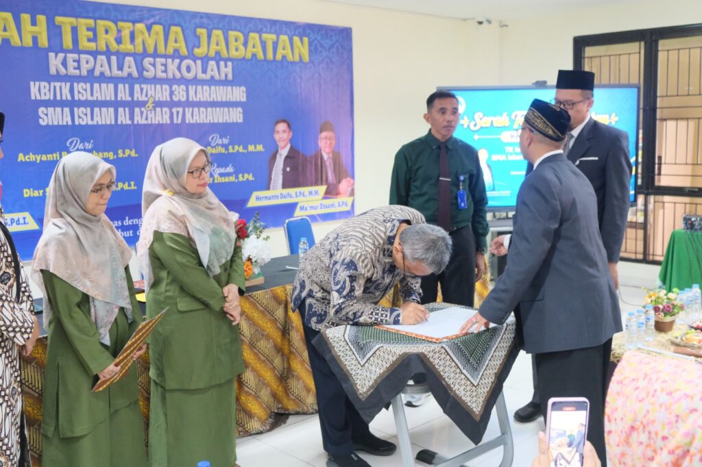 Prosesi penandatanganan Bapak Ma'mur Ihsani, S.Pd., dari rangkaian Serah Terima Jabatan Kepala Sekolah SMA Islam Al Azhar 22 Cikarang ke SMA Islam Al Azhar 17 Karawang.