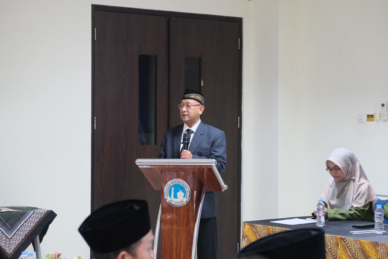 Pengawas Pendidikan Yayasan Pesantren Islam Al Azhar Bapak Drs. Tun Abdul Razak menyampaikan sambutan dalam kegiatan Serah Terima Jabatan Kepala Sekolah.