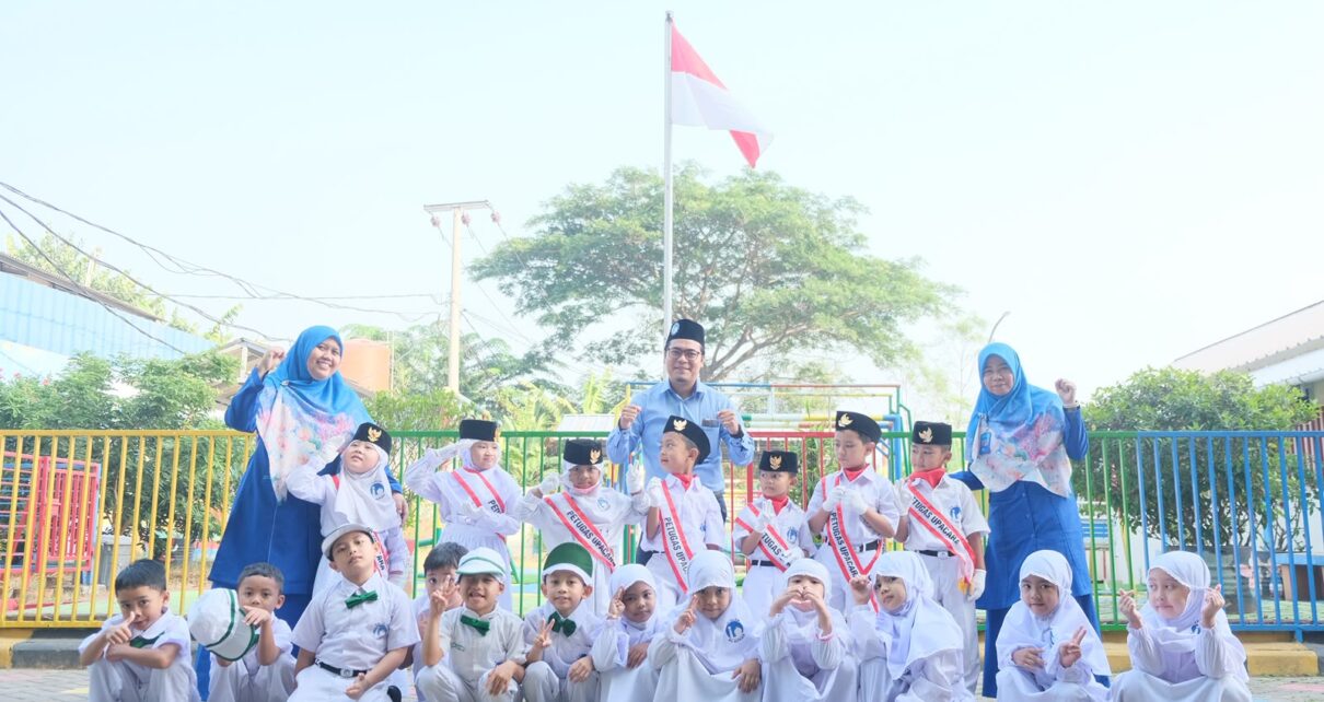 Murid menjadi petugas upacara di TK Islam Al Azhar 36 Karawang