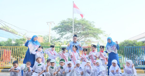 Murid menjadi petugas upacara di TK Islam Al Azhar 36 Karawang