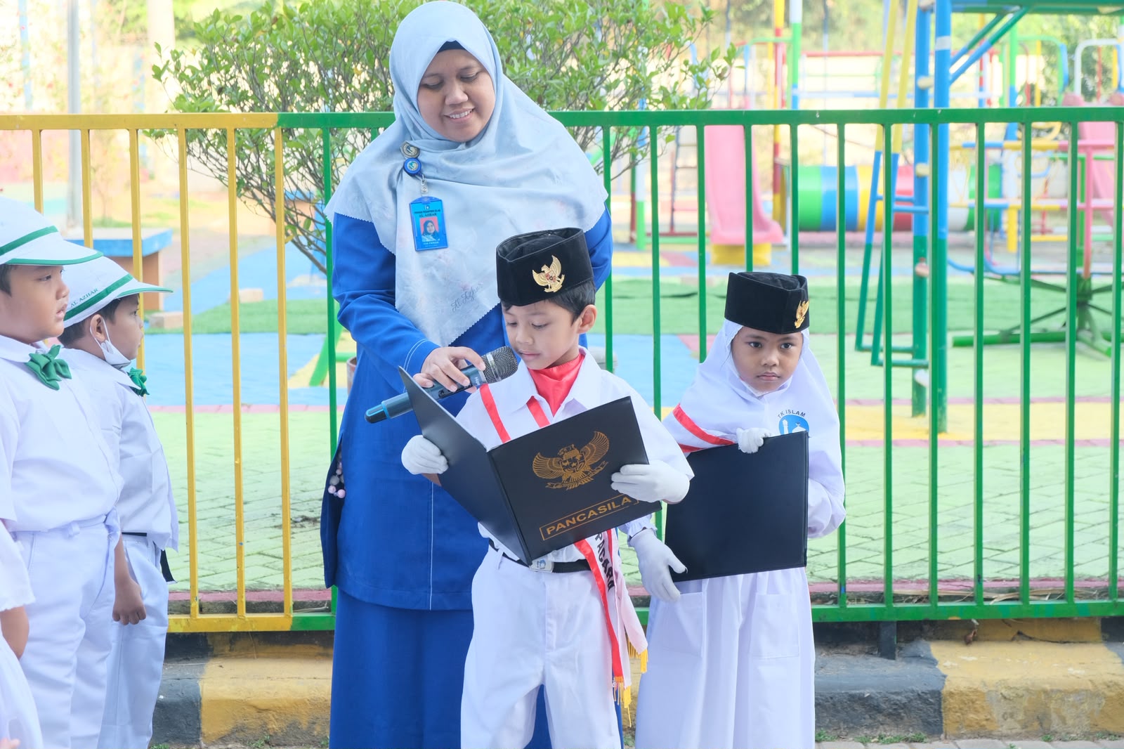 Murid menjadi petugas upacara di TK Islam Al Azhar 36 Karawang
