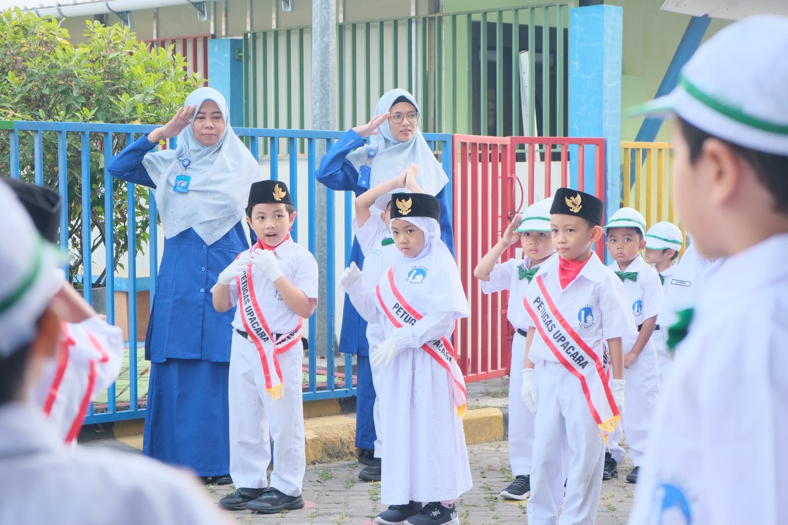 Murid TK Islam Al Azhar 36 Karawang mengikuti upacara bendera